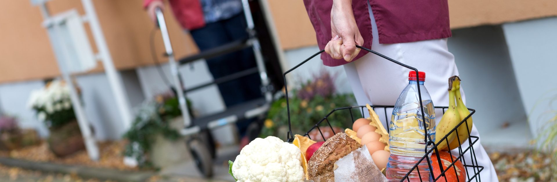 Pflegedienste-AdobeStock_182278618-juefraphoto-1920x630-1